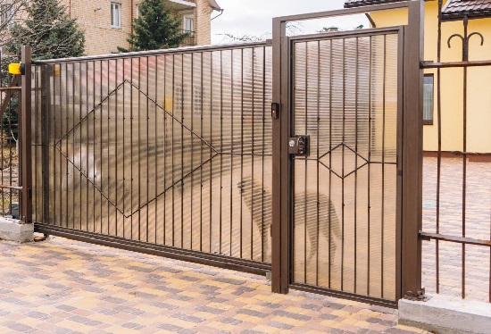 Купить ворота из профлиста с элементами ковки, с металлическими столбами в рамке или под дерево в Златоусте от 158715 руб